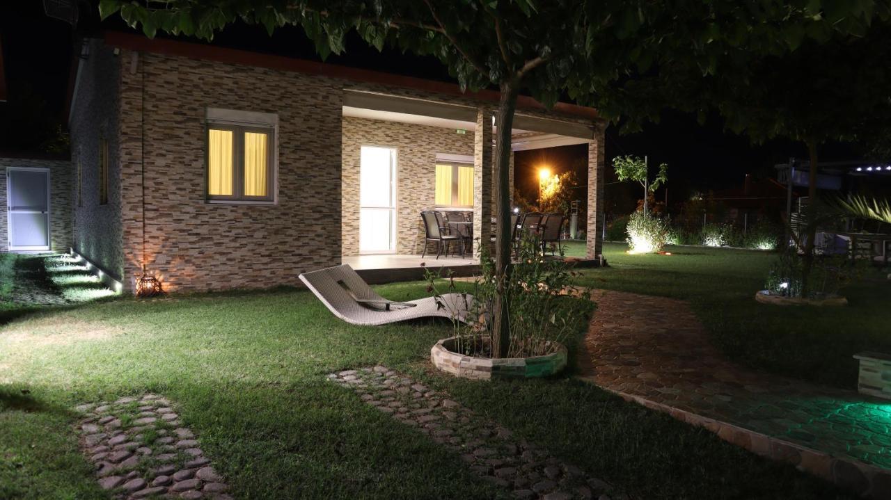 Costa Petra - Luxury Seaside Cottage With Garden - Vacation House For Families In Greece Néa Meságkala Bagian luar foto